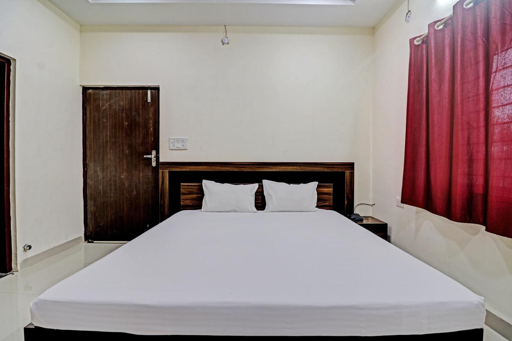 Super Hotel O Midway Treat Dhar Bagian luar foto
