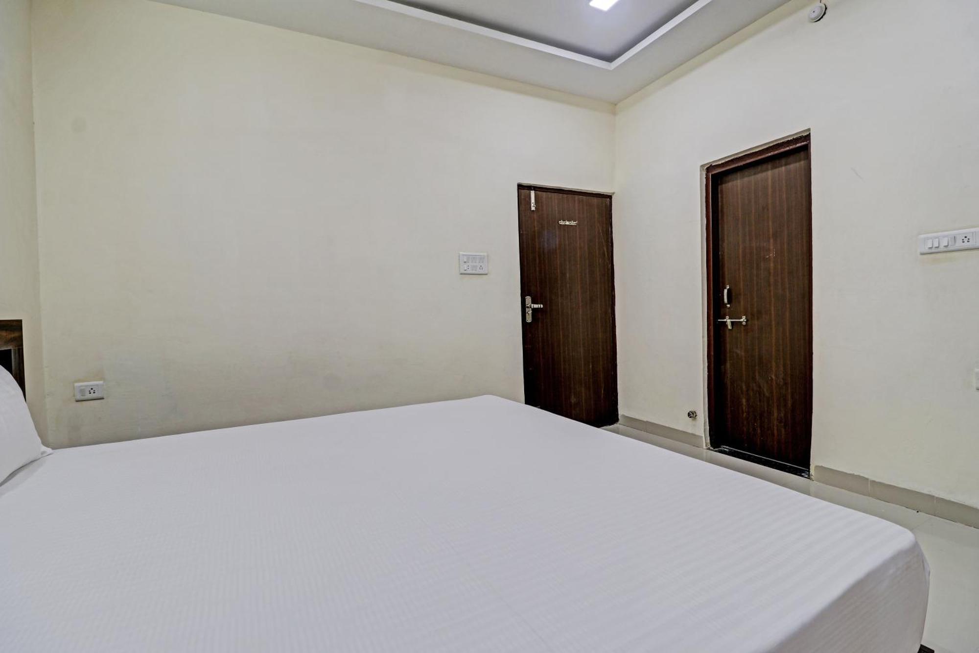 Super Hotel O Midway Treat Dhar Bagian luar foto
