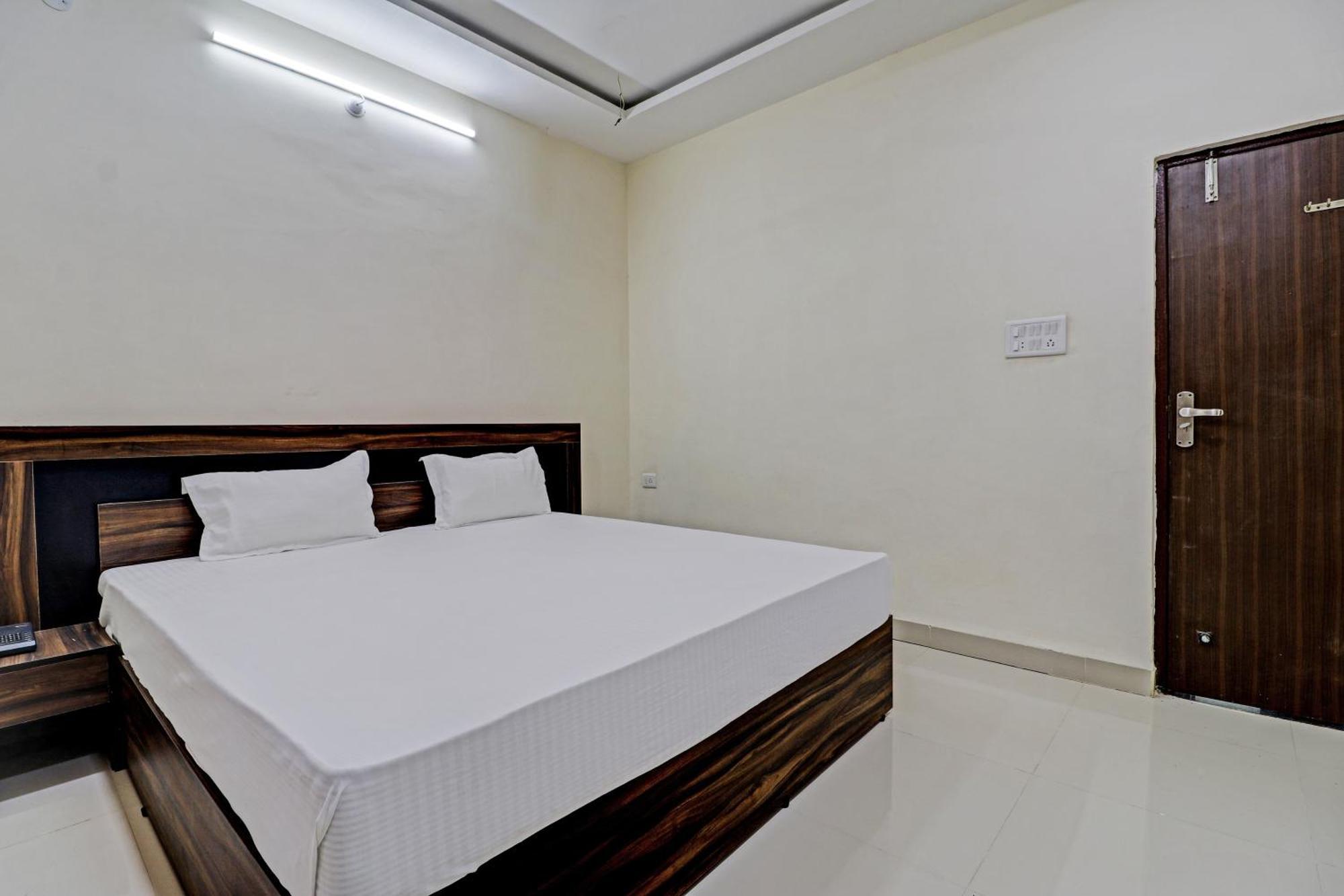 Super Hotel O Midway Treat Dhar Bagian luar foto